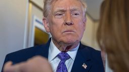 El presidente Donald Trump habla con periodistas durante un vuelo en el Air Force One desde su propiedad de Mar-a-Lago en Palm Beach, Florida, a la Base Conjunta Andrews, el domingo 30 de noviembre de 2025. (Foto AP/Alex Brandon)