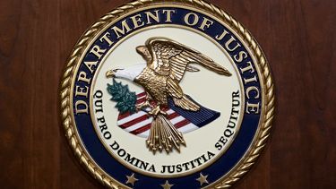 ARCHIVO - El sello del Departamento de Justicia de EEUU en una imagen tomada el 1 de agosto de 2023 en Washington. (AP Foto/J. Scott Applewhite, Archivo)