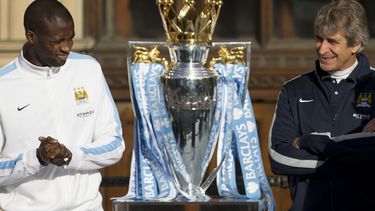 americateve | El jugador de Manchester City, Yaya Tour&eacute;, izquierda, y el t&eacute;cnico Manuel Pellegrini posan con el trofeo de campeones de la liga Premier el lunes, 12 de mayo de 2014, en Manchester, Inglaterra. (AP Photo/Jon Super)