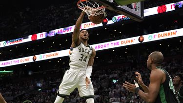 Bucks superan a Celtics con triple doble de Giannis