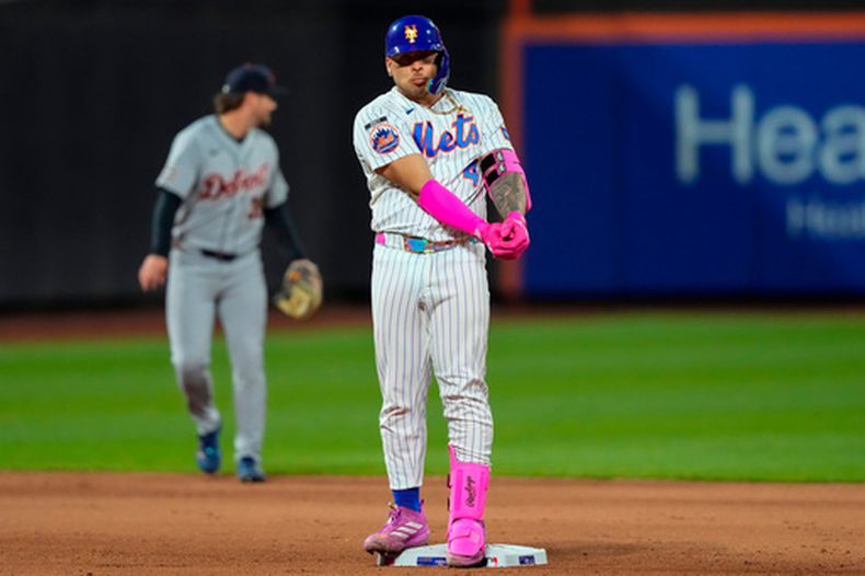 El venezolano Francisco Álvarez, de los Mets de Nueva York, festeja tras conectar un doble ante los Tigres de Detroit, el martes 12 de mayo de 2026 (AP Foto/Yuki Iwamura)