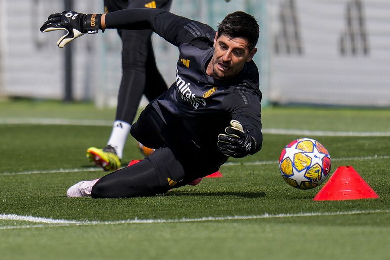 El arquero del Real Madrid Thibaut Courtois durante un entrenamiento en Madrid, el lunes 27 de mayo de 2024. El Real Madrid enfrentará al Borussia Dortmund en la final de la Liga de Campeones. (AP Foto/Manu Fernández)
