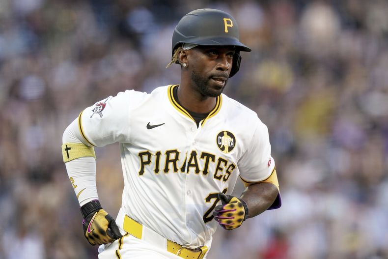 Andrew McCutchen, de los Piratas de Pittsburgh, recorre las bases tras batear un jonerón de dos carreras en el juego ante los Rockies de Colorado, el sábado 23 de agosto de 2025 (AP Foto/Matt Freed)