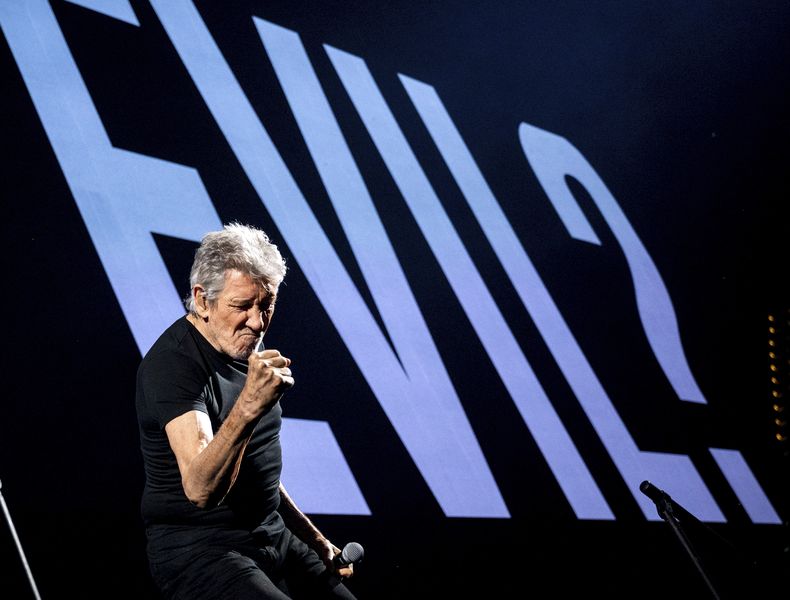 Roger Waters durante una presentación en la Barclays Arena, el domingo 7 de mayo de 2023, en Hamburgo, Alemania. (Daniel Bockwoldt/dpa via AP)