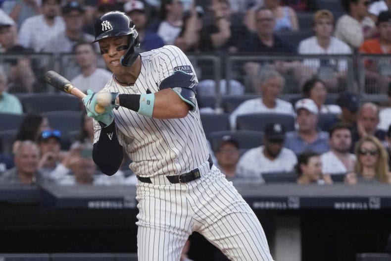 Aaron Judge, de los Yankees de Nueva York, recibe un pelotazo del venezolano Albert Suárez, de los Orioles de Baltimore, el martes 18 de junio de 2024 (AP Foto/Pamela Smith)