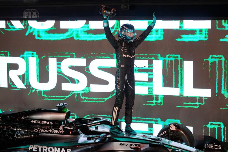 El británico George Russell de Mercedes celebra tras ganar el Gran Premio de Singapur el domingo 5 de octubre del 2025. (AP Foto/Vincent Thian)