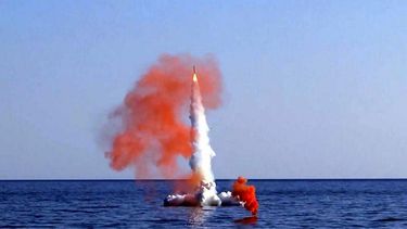amenaza nuclear: putin lanzo un misil de crucero kalibr desde el mar de japon