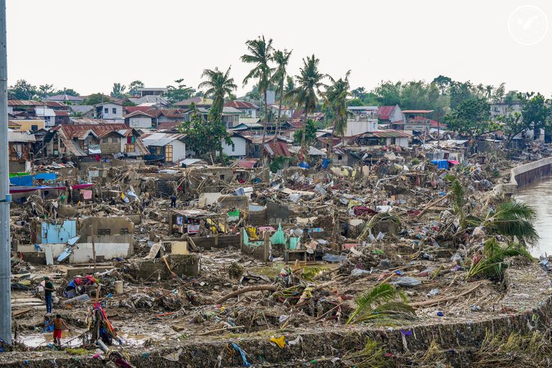 Foto entregada por el Departamento de Comunicaciones del Palacio de Malacanang que muestra viviendas dañadas cerca del puente Mananga en Talisay, provincia de Cebu, Filipinas, el 7 de noviembre del 2025, luego del paso del tifón Kalmaegi. (Departamento de Comunicaciones del Palacio de Malacanang via AP)