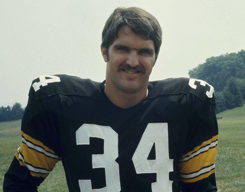 ARCHIVO - Andy Russell, de los Steelers de Pittsburgh, posa para una foto en 1975 (AP Foto, archivo)