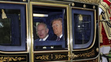 El rey Carlos III de Inglaterra y el presidente de Estados Unidos, Donald Trump, se sientan en un carruaje durante una procesión por el castillo de Windsor en Windsor, Inglaterra, el miércoles 17 de septiembre de 2025. (Toby Melville/Pool foto via AP)