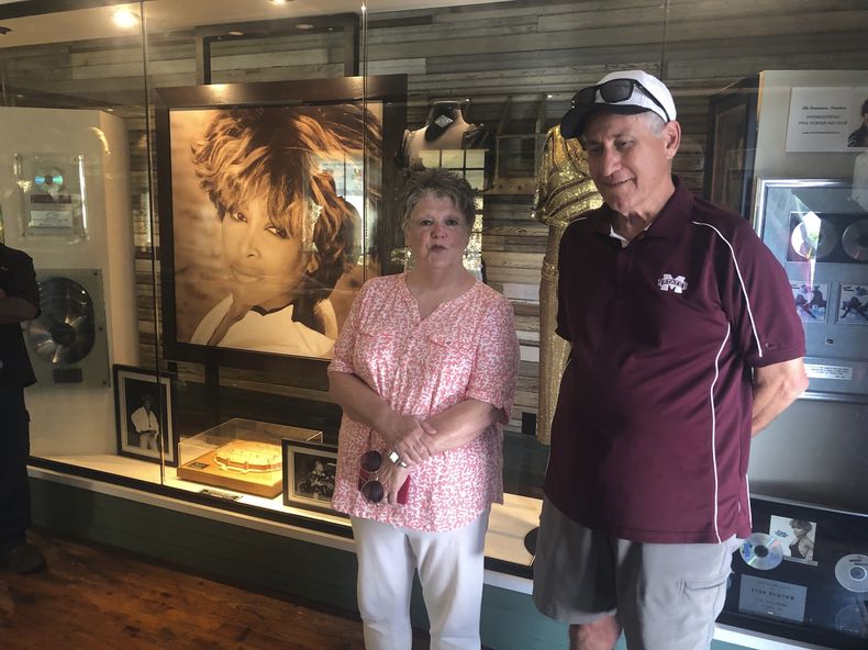 Sherry y Tom Raggett hablan con un reportero dentro del Museo Tina Turner en la escuela Flagg Grove en The West Tennessee Delta Heritage Center el miércoles 24 de mayo de 2023, en Brownsville, Tennessee. Turner, la imparable cantante y actriz intérprete de Whats Love Got to Do With It, murió el miércoles los 83 años en su casa en Küsnacht, cerca de Zúrich, Suiza. (Foto AP/Adrian Sainz)