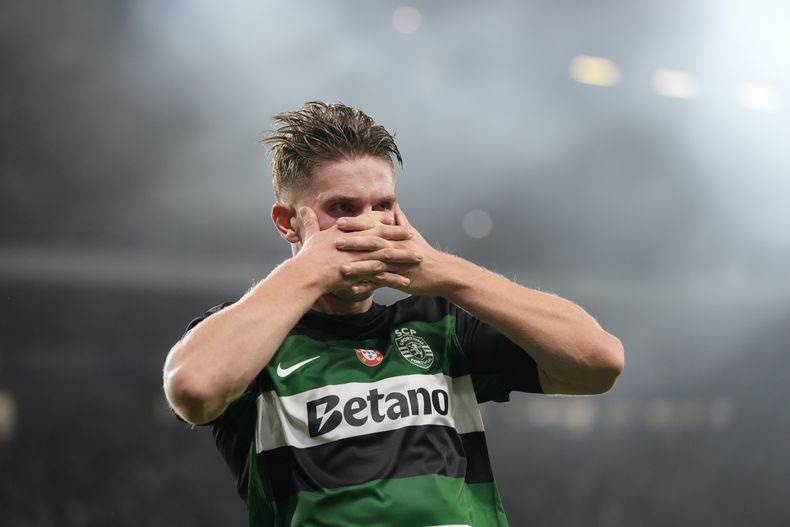 Viktor Gyokeres, del Sporting de Lisboa, festeja tras anotar ante el Manchester City en un partido de la Liga de Campeones, el martes 5 de noviembre de 2024 (AP Foto/Armando Franca)
