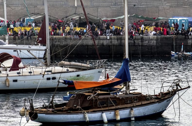 ARCHIVO - Migrantes en el puerto de Arguineguín, en la isla de Gran Canaria, España, tras ser rescatados en el océano Atlántico por trabajadores de emergencia, el jueves 12 de octubre de 2020. (AP Foto/Javier Bauluz, Archivo)