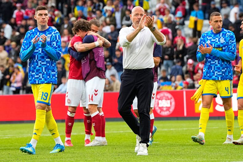 El entrenador de Dinamarca Brian Riemer junto a sus jugadores y jugadores de Ucrania salen del campo después de que el encuentro amistoso se suspendió tras el desplome de Christian Eriksen en el campo el domingo 7 de junio del 2026. (Bo Amstrup/Ritzau Scanpix via AP)