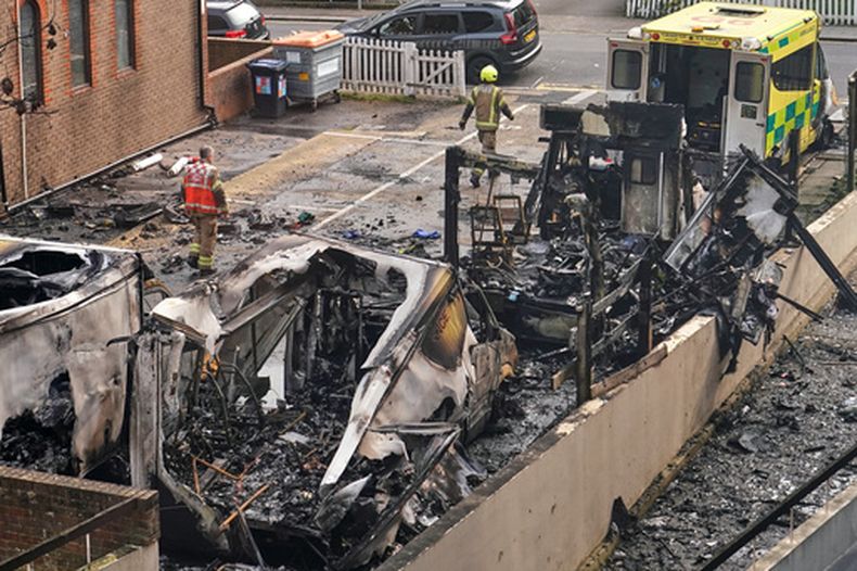 Una vista de ambulancias calcinadas en un estacionamiento en Golders Green en Londres, el lunes 23 de marzo de 2026 tras un aparente ataque incendiario contra cuatro vehículos de un servicio judío de ambulancias, Hatzola Northwest. (AP Foto/Alberto Pezzali)