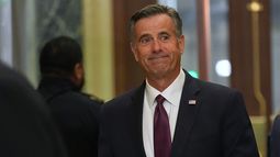 El director de la CIA John Ratcliffe llega al Capitolio de Estados Unidos el lunes 5 de enero de 2026, en Washington, para informar a legisladores tras la orden del presidente Donald Trump a las fuerzas estadounidenses de capturar al presidente venezolano Nicolás Maduro. (AP Foto/Jacquelyn Martin)