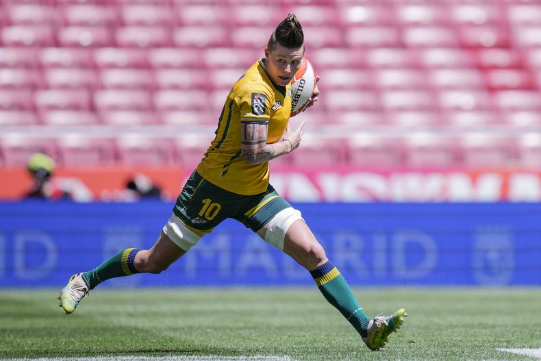 ARCHIVO - La brasileña, Raquel Kochhann compite durante el encuentro del torneo HSBC rugby Sevens femenino entre Brasil y Bélgica, en Madrid, España, el viernes 31 de mayo de 2024. (AP Foto/Bernat Armangue,Archivo)