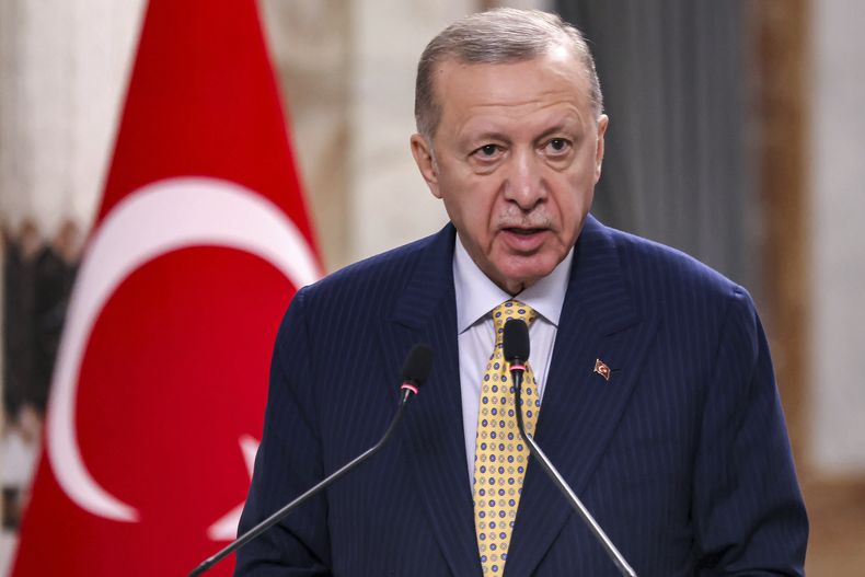 ARCHIVO - El presidente turco Recep Tayyip Erdogan habla durante una conferencia de prensa en Bagdad, Irak, el lunes 22 de abril de 2024. (Ahmad Al-Rubaye /Pool Photo vía AP, archivo)