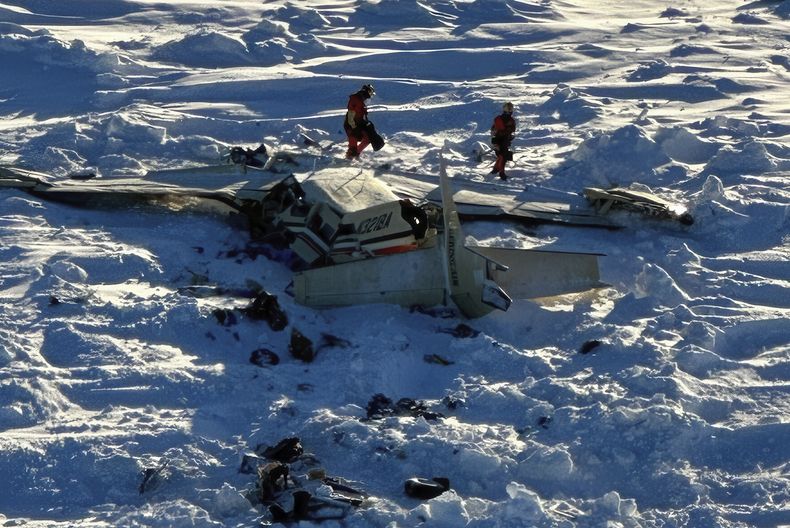 En esta imagen, distribuida por la Guardia Costera de Estados Unidos el 7 de febrero de 2025, se muestra una pequeña avioneta estrellada en el oeste de Alaska. (Guardia Costera de EEUU vía AP)