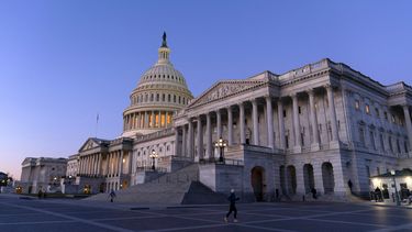 Vista del Capitolio al amanecer, Washington, miércoles 7 de febrero de 2024. Forzando un enfrentamiento con los republicanos, el líder de la mayoría en el Senado, el demócrara Chuck Schumer, tratará el miércoles 7 de febrero de 2024 de salvar los fondos para la guerra de un acuerdo fallido que incluía dinero para la frontera, al avanzar con una votación de ensayo que enviaría decenas de miles de millones de dólares a Ucrania, Israel y otros aliados.(AP Foto/Jose Luis Magana)