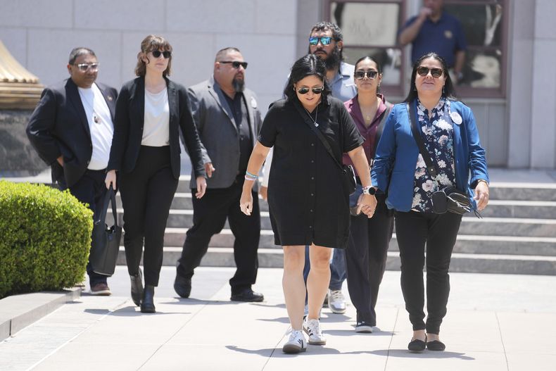 Gloria Cazares, derecha, camina de la mano con Veronica Mata durante un descanso en una audiencia judicial por un litigio entre familiares de las víctimas de la balacera ocurrida en una escuela de Uvalde, Texas, en 2022, y Meta Platforms, el viernes 18 de julio de 2025, en Los Ángeles. (AP Foto/Eric Thayer)