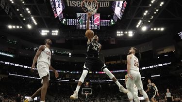 Milwaukee gana 117-102 a Cavaliers; Antetokounmpo anota 38