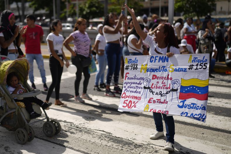 ARCHIVO - Familiares de presos en huelga de hambre protestan en la avenida de Bolívar en Caracas, Venezuela, el 12 de junio de 2024. Los reos levantaron la huelga de hambre el viernes 14 de junio de 2024, después de que el gobierno del presidente Nicolás Maduro comenzara a recibir formalmente sus reclamos que incluyen el otorgamiento de medidas humanitarias y traslados a penales de origen. (AP Foto/Ariana Cubillos, Archivo)