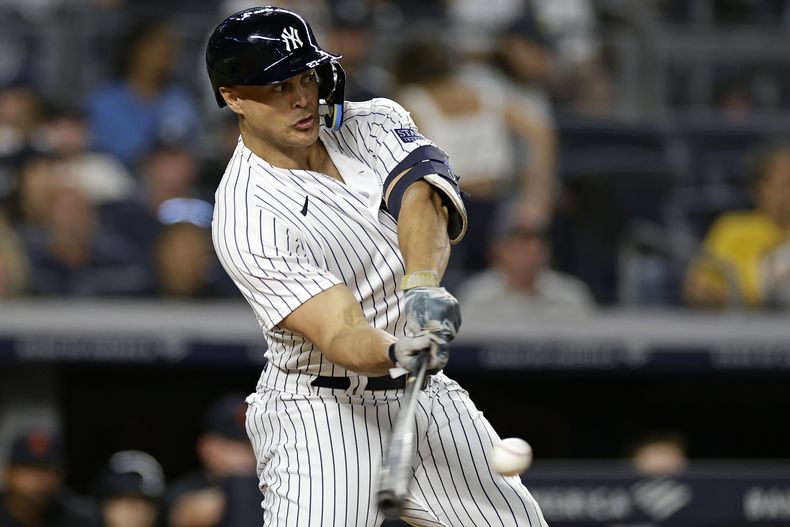 Giancarlo Stanton de los Yanquis de Nueva York conecta un jonrón ante los Tigres de Detroit, el martes 5 de septiembre de 2023. (AP Foto/Adam Hunger)