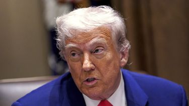 El presidente Donald Trump habla en una reunión en la Sala del Gabinete de la Casa Blanca, el jueves 10 de abril de 2025, en Washington. (Pool vía AP)