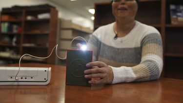 Minh Ha, gerente de tecnología de asistencia en la Escuela para los Ciegos Perkins, prueba un dispositivo LightSound por primera vez en la biblioteca de la escuela en Watertown, Massachusetts, el 2 de marzo de 2024. (AP Foto/Mary Conlon)