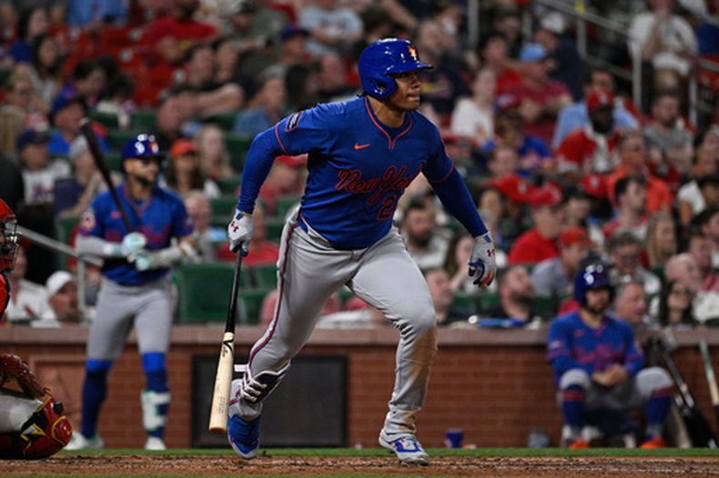 Juan Soto de los Mets de Nueva York tras batear un doble ante los Cardenales de San Luis, el martes 31 de marzo de 2026, en San Luis. (AP Foto/Joe Puetz)