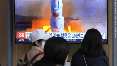 Una pantalla muestra una imagen de archivo de un lanzamiento de cohete lanzado por Corea del Norte transmitida durante un noticiero, en Seúl, Corea del Sur, el lunes 29 de mayo de 2023. (AP Foto/Ahn Young-joon)