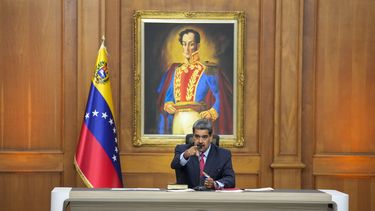 El presidente de Venezuela, Nicolás Maduro, sentado delante de una imagen del héroe de la independencia venezolana Simón Bolívar mientras da una conferencia de prensa en el palacio presidencial de Miraflores en Caracas, Venezuela, el miércoles 31 de julio de 2024, tres días después de las elecciones en las que fue declarado ganador. (AP Foto/Matías Delacroix)