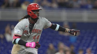 El dominicano de los Rojos de Cincinnati Elly De La Cruz hace un gesto al batear un sencillo en la décima entrada ante los Marlins de Miami el jueves 8 de agosto del 2024.(AP Foto/Marta Lavandier)