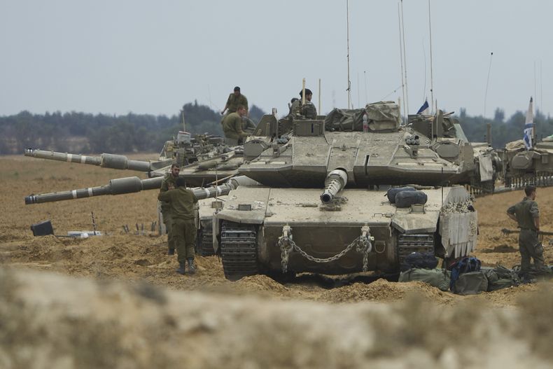 Soldados israelíes, en tanques y vehículos militares en el sur de Israel, cerca de la frontera con el Franja de Gaza, el 15 de mayo de 2025. (AP Foto/Ariel Schalit)