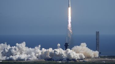 Un cohete Falcon Heavy de SpaceX que porta una nave espacial de la NASA con destino a Júpiter despega de la plataforma 39A del Centro Espacial Kennedy, el lunes 14 de octubre de 2024, en Cabo Cañaveral, Florida. (AP Foto/John Raoux)