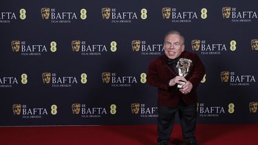 Warwick Davis posa con el premio BAFTA Fellowship en la 78ª edición de los Premios de la Academia Británica de Cine, BAFTA, en Londres, el domingo 16 de febrero de 2025. (Foto de Joel C Ryan/Invision/AP)
