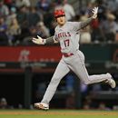 Shohei Ohtani de los Angelinos de Los Ángeles recorre las bases tras conectar un jonrón de dos carreras en la 12ma entrada del juego ante los Rangers de Texas el lunes 12 de junio del 2023.(AP Foto/Sam Hodde)