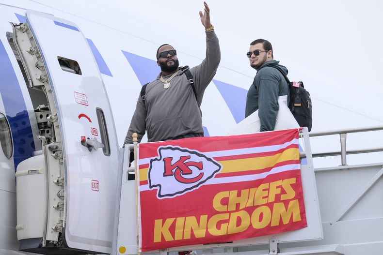 Donovan Smith y Nick Allegretti abordan el avión de los Chiefs en el aeropuerto de Kansas City antes de dirigirse al Super Bowl en Las Vegas el domingo 4 de febrero del 2024. (AP Foto/Reed Hoffmann)