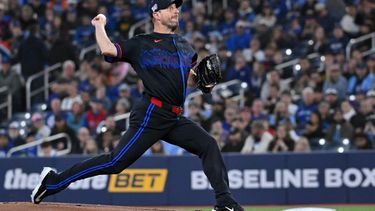 El pitcher de los Azulejos de Toronto Max Scherzer lanza al bateador en la primera entrada del juego ante los Guardianes de Cleveland el viernes 24 de abril del 2026. (Jon Blacker/The Canadian Press via AP)