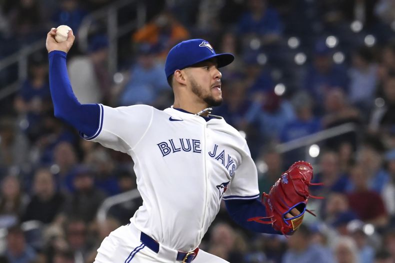 El boricua José Berríos lanza por los Azulejos de Toronto ante los Marineros de Seattle, el sábado 19 de abril de 2025 (Jon Blacker/The Canadian Press via AP)