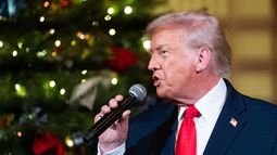 El presidente de Estados Unidos, Donald Trump, habla antes de un concierto de Andrea Bocelli en la Sala Este de la Casa Blanca mientras se dirige al recinto, el viernes 5 de diciembre de 2025, en Washington. (AP Foto/Allison Robbert)