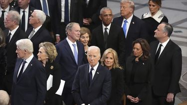 En primer plano, el presidente Joe Biden y la primera dama Jill Biden observan mientras inicia el funeral del expresidente Jimmy Carter, el jueves 9 de enero de 2025, en la catedral nacional de Washington. Detrás de Jill Biden se encuentran la vicepresidenta Kamala Harris y su esposo Doug Emhoff. En la siguiente fila están el expresidente Bill Clinton y su esposa Hillary Clinton; el expresidente George W. Bush y su esposa Barbara Bush; el expresidente Barack Obama, el presidente electo Donald Trump y su esposa Melania Trump. Arriba a la izquierda se encuentran el exvicepresidente Al Gore y, detrás de él, el exvicepresidente Mike Pence. (AP Foto/Jacquelyn Martin)
