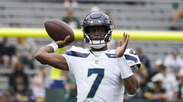 El quarterback Geno Smith de los Seahawks de Seattle previo a un juego de pretemporada contra los Packers de Green Bay, el sábado 26 de agosto de 2023, en Green Bay, Wisconsin. (AP Foto/Kiichiro Sato)
