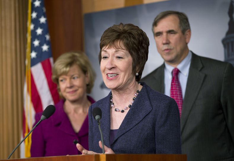 La representante Susan Collins, flanqueada por los senadores Tammy Baldwin y Jeff Merkley, hablan con la prensa despu&eacute;s que el Senado accedi&oacute; a un debate sobre un proyecto contra la discriminaci&oacute;n de los homosexuales en los lugares de