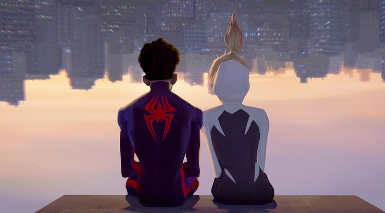 En esta imagen proporcionada por Sony Pictures Animation, Miles Morales como Spider-Man, con la voz de Shameik Moore, izquierda, y Spider-Gwen, con la voz de Hailee Steinfeld, en una escena de la película de Columbia Pictures y Sony Pictures Animations Spider-Man: Across the Spider-Verse. (Sony Pictures Animation via AP)