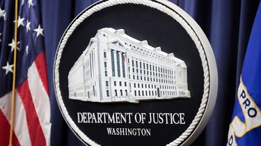 El logo del Departamento de Justicia de Estados Unidos en la sede de esa agencia en Washington el 23 de agosto del 2024. (AP foto/Mark Schiefelbein)