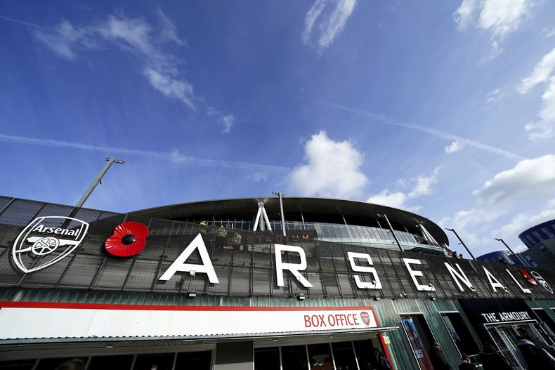 La foto del 7 de noviembre de 2021 muestra el Emirates Stadium durante un partido de la Liga Premier inglesa (John Walton/PA via AP)