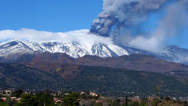 americateve | El monte Etna, el volc&aacute;n m&aacute;s activo de Europa, volvi&oacute; a hacer erupci&oacute;n, cubriendo de ceniza volc&aacute;nica pueblos esparcidos por las laderas de la monta&ntilde;a y cerca de Taormina, en Sicilia, Italia, el s&aacute;bado 23 d