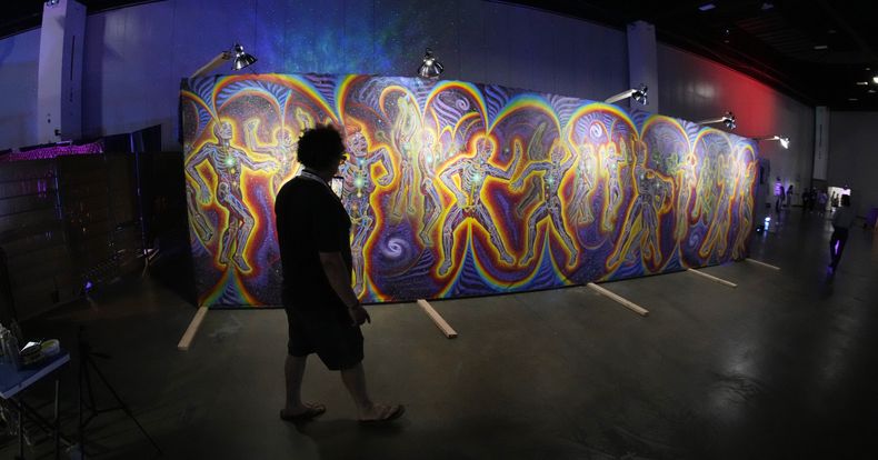 Mural decorativo en el Centro de Convenciones de Colorado, donde se realizó la conferencia de Ciencias Psicodélicas, el 21 de junio de 2023 en Denver. Australia se convirtió el 1 de julio de 2023 en el primer país en autorizar el uso de ciertas sustancias psicodélicas para pacientes con depresión o trastorno de estrés postraumático. (Foto AP/David Zalubowski, Archivo)